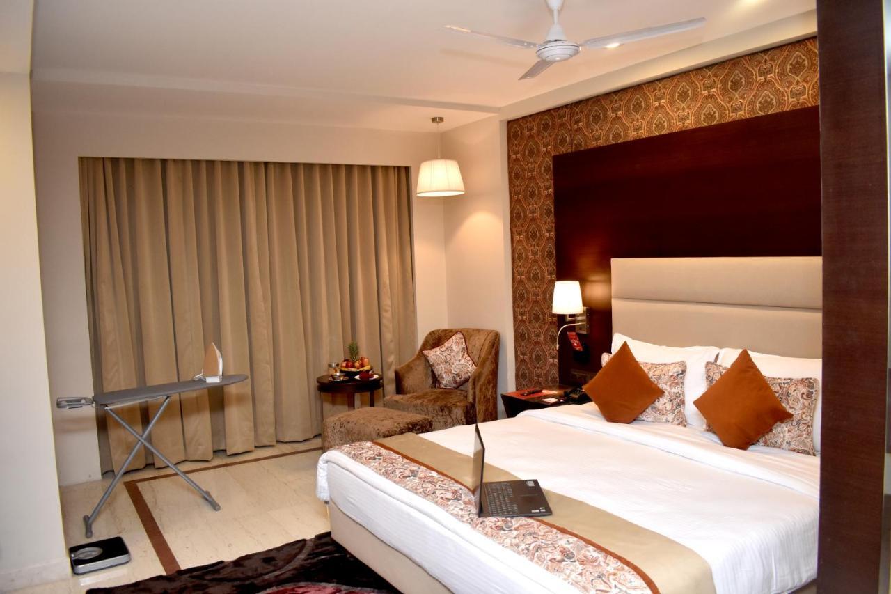 Lords Plaza होटल Surat