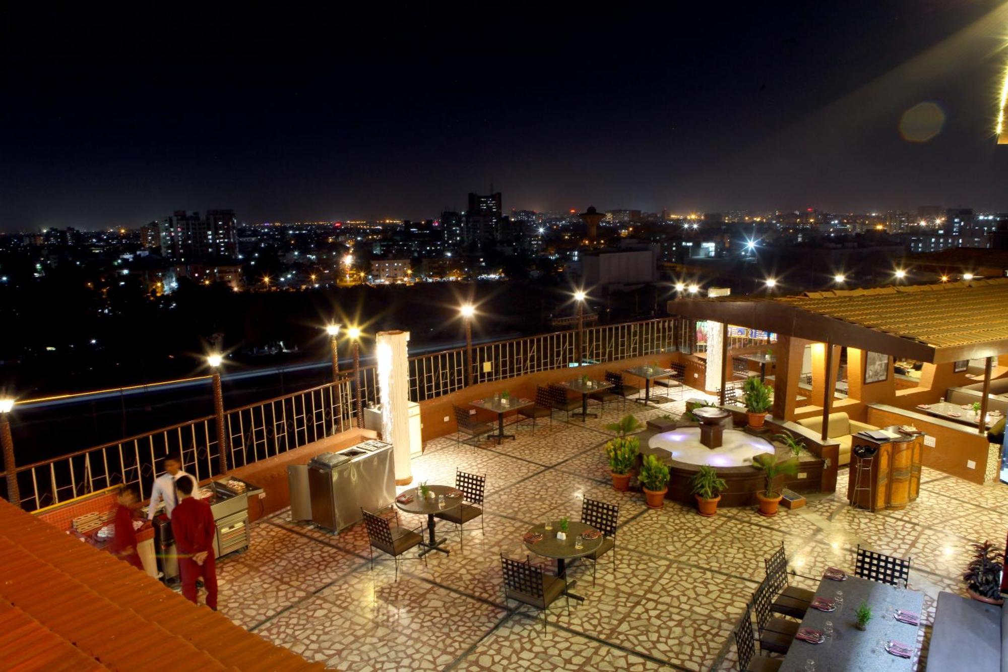 Lords Plaza होटल Surat